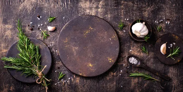 Biberiye, sarımsak, tuz ve biber. Mutfak arka planı.