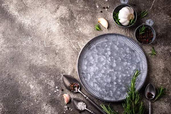 Biberiye, sarımsak, tuz ve biber. Mutfak arka planı.