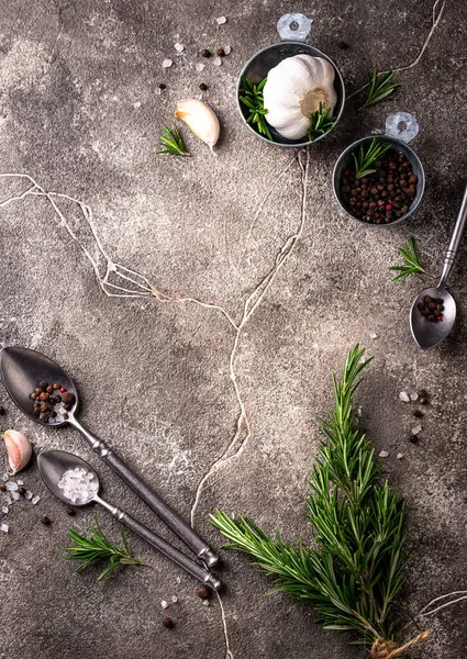 Biberiye, sarımsak, tuz ve biber. Mutfak arka planı.