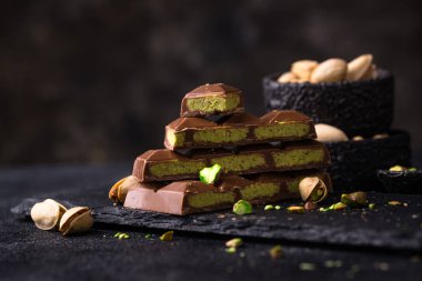 Kadayif kremalı, şam fıstıklı Dubai çikolatası, lüks gurme tatlı.