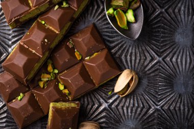 Kadayif kremalı, şam fıstıklı Dubai çikolatası, lüks gurme tatlı.