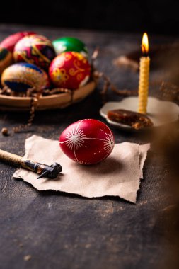 Geleneksel Ukrayna geleneksel paskalya yumurtalarını balmumuyla boyuyor