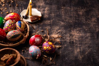 Geleneksel Ukrayna geleneksel paskalya yumurtalarını balmumuyla boyuyor