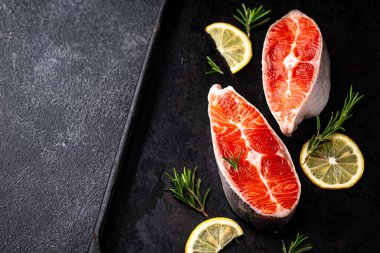 Çiğ somon, biberiye ve limonlu.