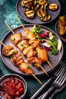 Kızarmış tavuk şiş sebzeli kebap.