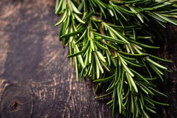 Biberiye, sarımsak, tuz ve biber. Mutfak arka planı.