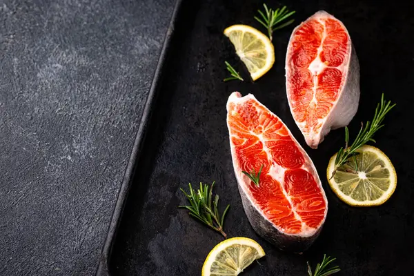 Çiğ somon, biberiye ve limonlu.