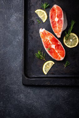 Çiğ somon, biberiye ve limonlu.