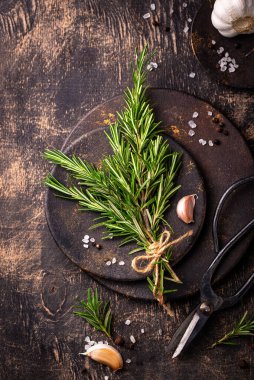 Biberiye, sarımsak, tuz ve biber. Mutfak arka planı.