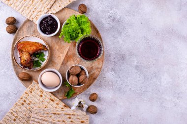 Geleneksel Hamursuz Bayramı veya Pesah Seder tabağı