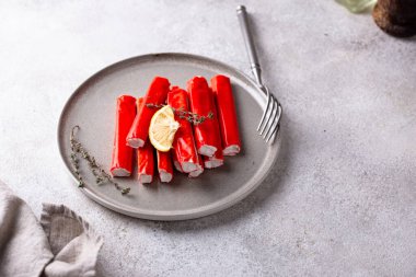Limonlu yengeç etinden Surimi çubukları