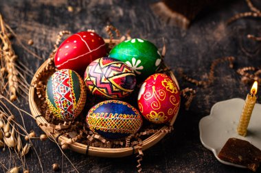Geleneksel Ukrayna geleneksel paskalya yumurtalarını balmumuyla boyuyor
