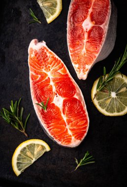 Çiğ somon, biberiye ve limonlu.