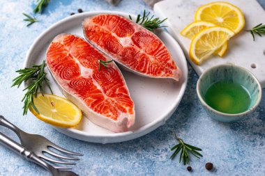 Çiğ somon, biberiye ve limonlu.