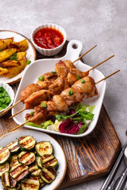 Kızarmış tavuk şiş sebzeli kebap.