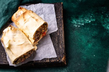 Kebap ya da et ve peynirli shawarma.