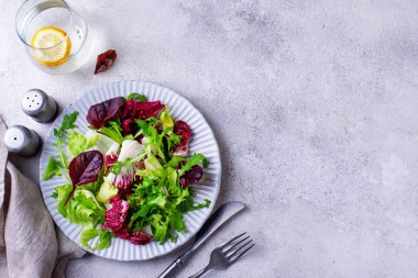Bir kase taze yeşil salata karışımı. Sağlıklı yemek.