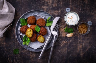 Orta Doğu geleneksel vejetaryen soslu falafel topları.
