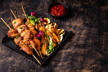 Kızarmış tavuk şiş sebzeli kebap.