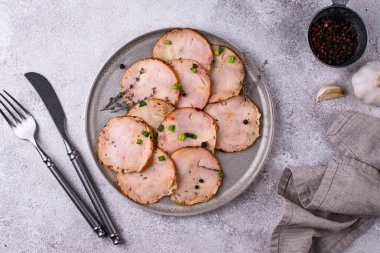 Tabağında bitkiler olan dilimlenmiş tavuk sosisi.