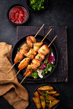 Kızarmış tavuk şiş sebzeli kebap.