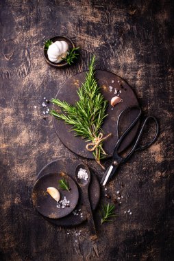 Biberiye, sarımsak, tuz ve biber. Mutfak arka planı.