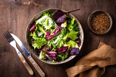 Bir kase taze yeşil salata karışımı. Sağlıklı yemek.