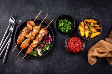 Kızarmış tavuk şiş sebzeli kebap.