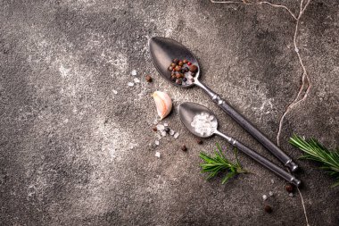 Biberiye, sarımsak, tuz ve biber. Mutfak arka planı.