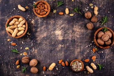 Fındık ve tohum çeşitleri. Ceviz, fıstık, badem, keten tohumu