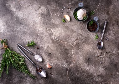 Biberiye, sarımsak, tuz ve biber. Mutfak arka planı.