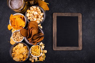 Bira ve farklı atıştırmalıklar. Superbowl ya da futbol partisi için aperatifler