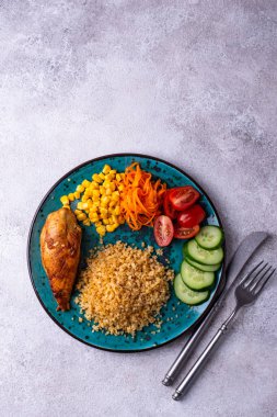 Dengeli diyet. Tavuk, bulguru ve sebzeli sağlıklı yemek tabağı..