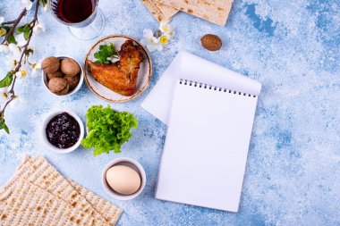 Geleneksel Hamursuz Bayramı veya Pesah Seder tabağı