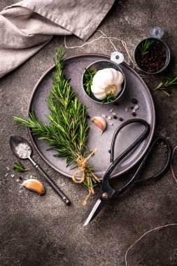 Biberiye, sarımsak, tuz ve biber. Mutfak arka planı.