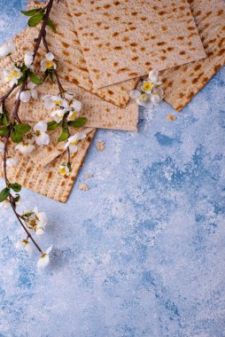 Hamursuz Bayramı için geleneksel Yahudi düz ekmek matzosu.