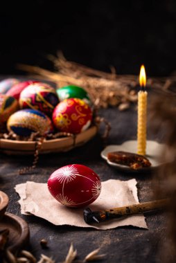 Geleneksel Ukrayna geleneksel paskalya yumurtalarını balmumuyla boyuyor