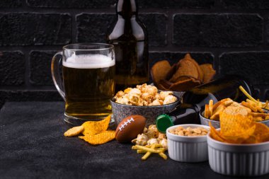 Bira ve farklı atıştırmalıklar. Superbowl ya da futbol partisi için aperatifler