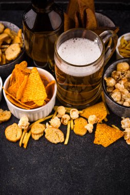Bira ve farklı atıştırmalıklar. Superbowl ya da futbol partisi için aperatifler