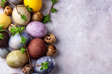 Renkli Paskalya yumurtaları doğal boyayla boyanır