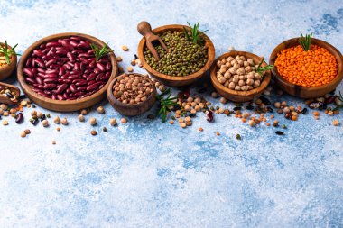 Çeşitli baklagillerin karışımı. Fasulye, mercimek, soya fasulyesi, bezelye ve nohut.