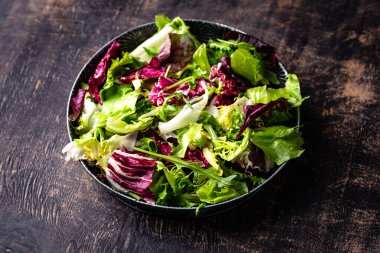 Bir kase taze yeşil salata karışımı. Sağlıklı yemek.