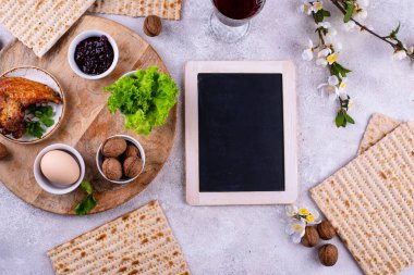 Geleneksel Hamursuz Bayramı veya Pesah Seder tabağı