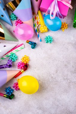 Kağıt şapka, balon, saman ve mum ile doğum günü partisi konsepti
