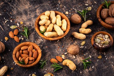 Fındık ve tohum çeşitleri. Ceviz, fıstık, badem, keten tohumu