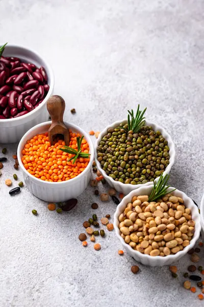 Çeşitli baklagillerin karışımı. Fasulye, mercimek, soya fasulyesi, bezelye ve nohut.