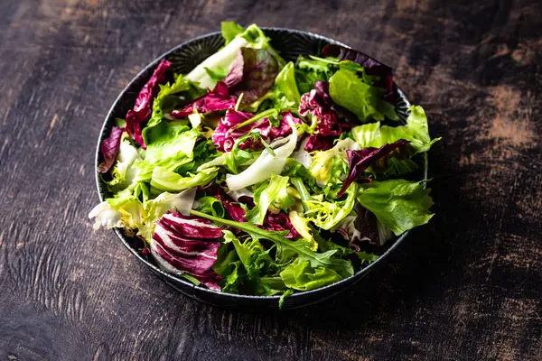 Bir kase taze yeşil salata karışımı. Sağlıklı yemek.