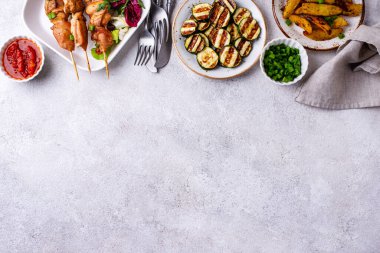 Kızarmış tavuk şiş sebzeli kebap.