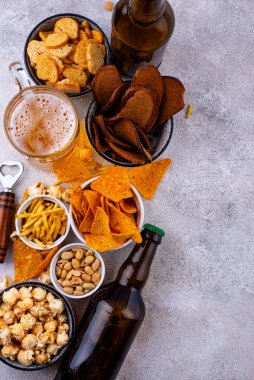 Bira ve farklı atıştırmalıklar. Superbowl ya da futbol partisi için aperatifler