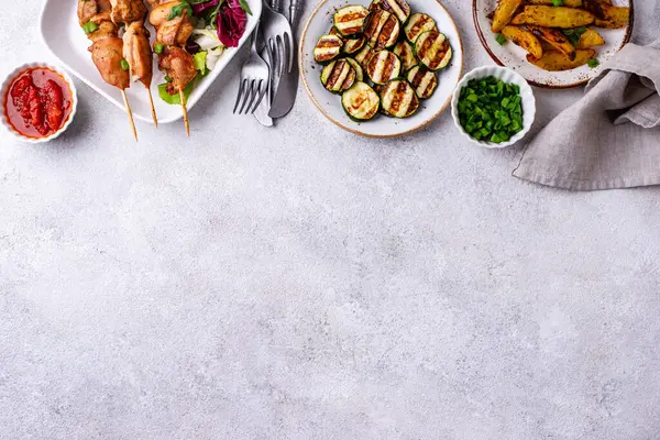 Kızarmış tavuk şiş sebzeli kebap.